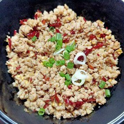 หมูสับคั่วกระเทียมพริกแห้ง (กับข้าว)