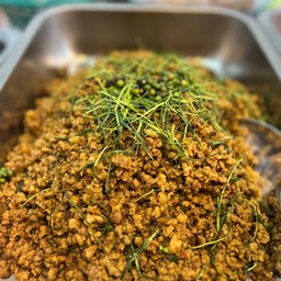 ผัดคั่วกลิ้งหมู