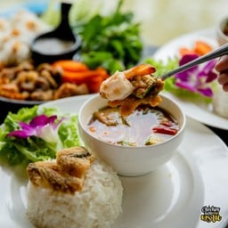ข้าวแกงส้มชะอมกุ้งปลาสลิดทอด