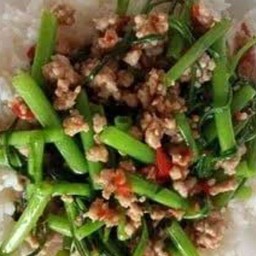 ผัดผักบุ้งหมูสับราดข้าว