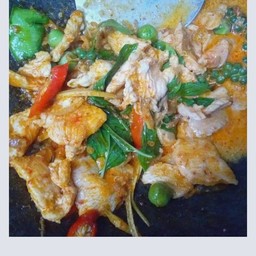 ไก่ผัดเผ็ดราดข้าว  (ไม่มีไก่สับ)