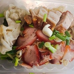 บะหมี่เกี๊ยว หมูแดง หมูกรอบ