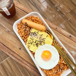 บะหมี่กึ่งสำเร็จรูปเผ็ดเกาหลี ไข่ดาว เชดด้าชีส ไส้กรอกพริกสด