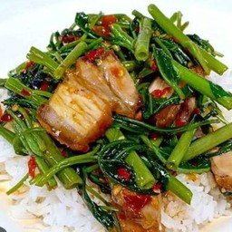 ผัดผักบุ้งหมูกรอบราดข้าว