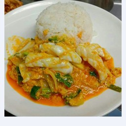 หมึกผัดผงกะหรี่ราดข้าว
