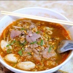 ร้านก๋วยเตี๋ยวเรือน้ำตกหมูรสเด็ด(ยายตุ่ม)