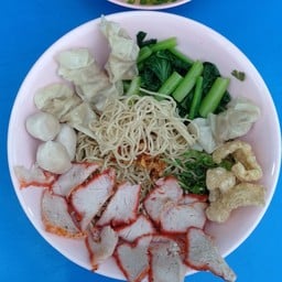 บะหมี่เกี๊ยวหมูแดงหมูกรอบลุงแดง ไม่มีสาขา