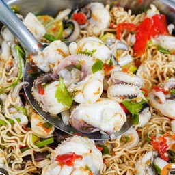 ยำมาม่าปลาหมึก+ไก่สับ