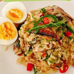ข้าวผัดปลาทูชะอมไข่ต้ม