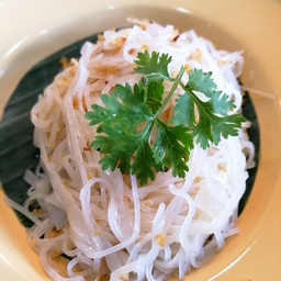 เส้นหมี่ขาวลวกคลุกกระเทียมเจียว