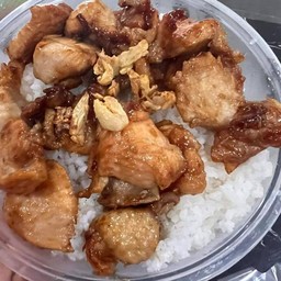 ไก่กระเทียมมมม ราดข้าว