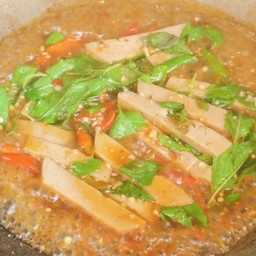 ข้าวราดผัดกระเพราหมูยอ