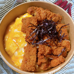 ข้าวไก่ทอดน้ำจิ้มแจ่ว