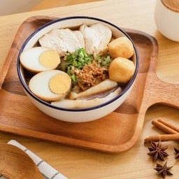 ก๋วยจั๊บไก่ Chinese Roll Noodle Soup with Chicken