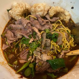 บะหมี่เหลืองน้ำตกเนื้อรวม