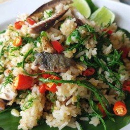 ข้าวผัดปลาทูชะอม
