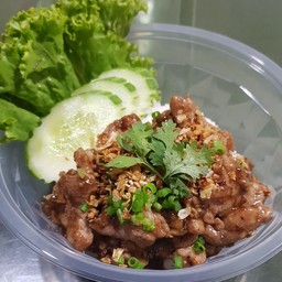 ข้าวหมูชิ้นกระเทียมพริกไทยดำ