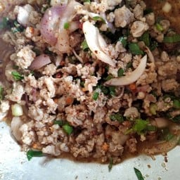 เจ๊ผึ้งส้มตำบ้านค่าย