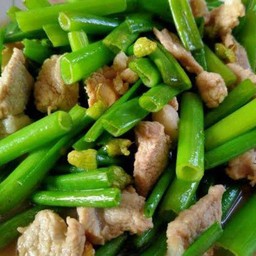 ผัดดอกหอมหมูชิ้นน้ำมันหอยราดข้าว