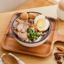 ก๋วยจั๊บเนื้อน่องลาย Chinese Roll Noodle Soup with Beef