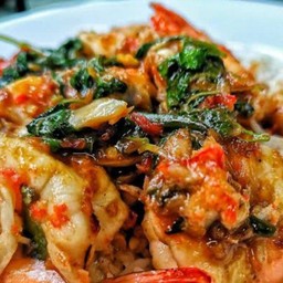 ผัดกระเพรากุ้งราดข้าว