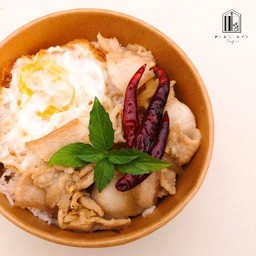 ข้าวสามชั้นสไลซ์ผัดน้ำปลา - ฟรี! ไข่ดาว