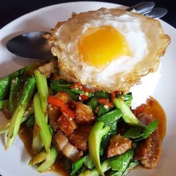 ข้าวราดผัดคะน้า