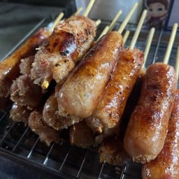 ลูกชิ้น ไส้กรอก กับข้าว แม่พร (หน้า รพ. นครพนม)