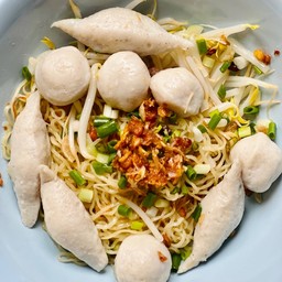 ก๋วยเตี๋ยวลูกชิ้นปลาล้วน