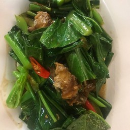 คะน้าหมูกรอบ