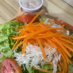 สลัดผัก พร้อมน้ำสลัดครีม และน้ำสลัดซีซ่าร์