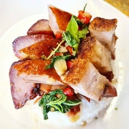 ข้าวกะเพราสามเซียน เป็ดย่าง หมูกรอบ หมูแดง