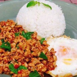 หญิง-หอยทอด-ผัดไทย -