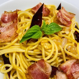 สปาเกตตีเบคอนผัดพริกแห้ง