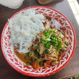 ลูกชิ้นทอด ยำ ส้มตำ ร้านยำแซ่บสะใจ ตรงข้่ามตลาดเชิญชม