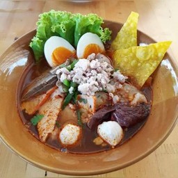 ก๋วยเตี๋ยวเย็นตาโฟต้มยำหมูพิเศษเพิ่มไข่