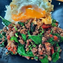 ผัดกระเพราเนื้อ ราดข้าว