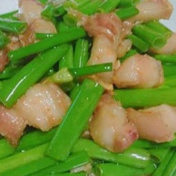 ผัดดอกหอมน้ำมันหอยหมูสามชั้นราดข้าว