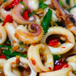 ผัดกระเพราปลาหมึก กับข้าว