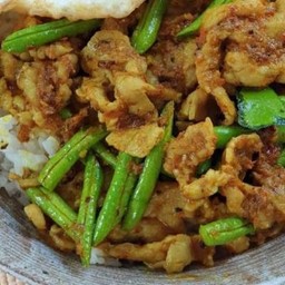 ข้าวราดเครื่องแกงหมูชิ้น