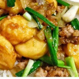 ผัดเต้าหู้หมูสับราดข้าว