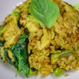 ข้าวผัดแกงเขียวหวานหมู