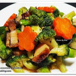 ผัดผักรวมหมูกรอบราดข้าว