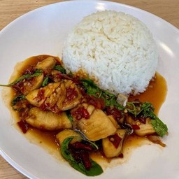 ข้าวราดผัดกระเพราปลาอินทรีย์พริกแห้ง