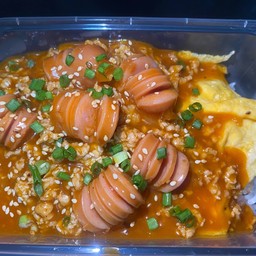 ข้าวหมูสับไส้กรอกผัดซอสแดงไข่ข้น