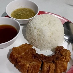 ข้าว หมูกรอบทอดน้ำปลา