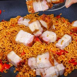 ผัดมาม่าหมูกรอบ