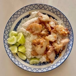 สองชั้นทอดกระเทียมราดข้าว