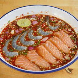 ยำนัวกุ้งสดแซลมอน