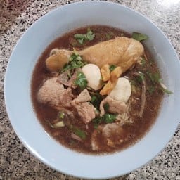 ก๋วยเตี๋ยวหมูน้ำตก-น่องไก่ ยายนิตย์